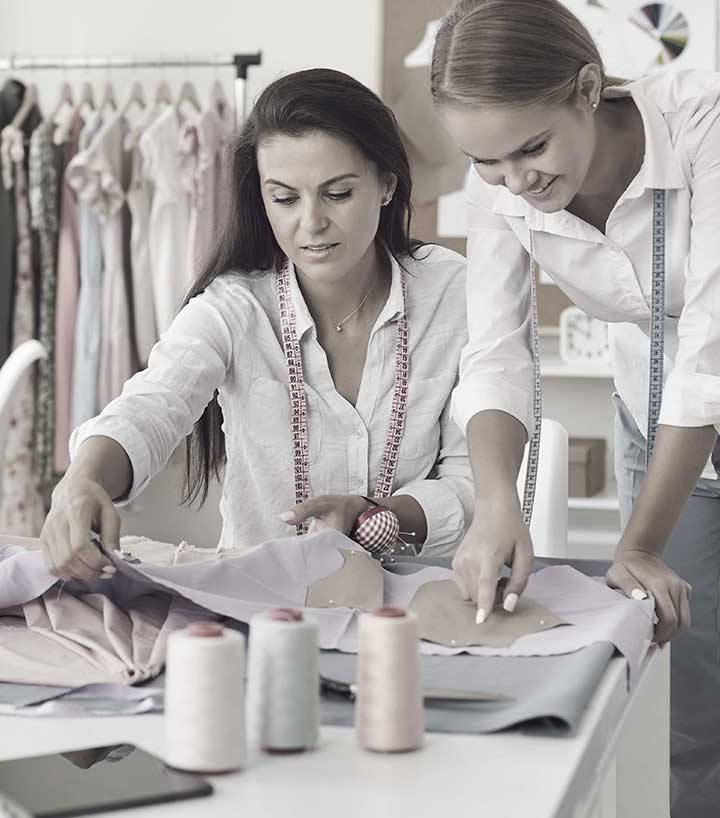 Coppia di donne creative che lavorano ad un progetto di collezione in un ufficio stile