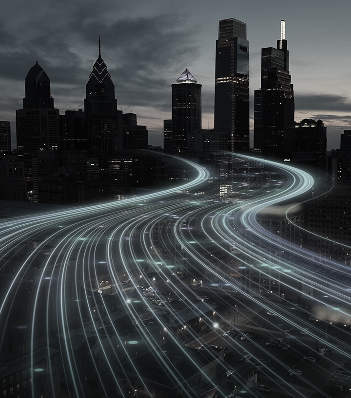 Visione notturna di una città con grattacieli e viabilità con luci artificiali