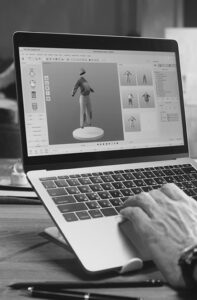 Uomo creativo che lavora alla creazione digitale di un modello digitale al computer