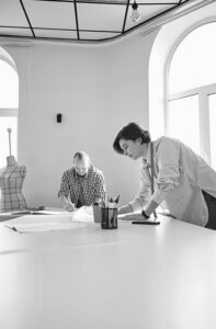 Team creativo a lavoro su un progetto di collezione moda in un ambiente luminoso