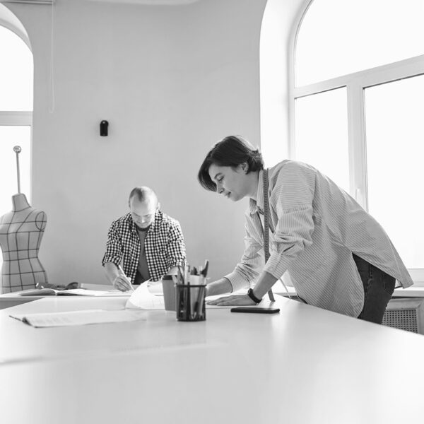 Team creativo a lavoro su un progetto di collezione moda in un ambiente luminoso